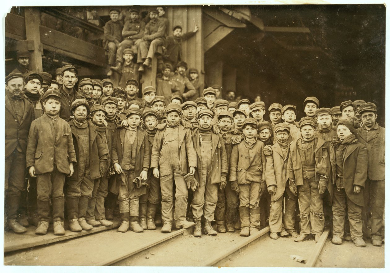 Breakerin pojat lajittelevat hiiltä käsin Ewen Breaker of Pennsylvania Coal Co:n Ewen Breakerissa, South Pittston, Pennsylvania, 1911. tekijältä Lewis Wickes Hine