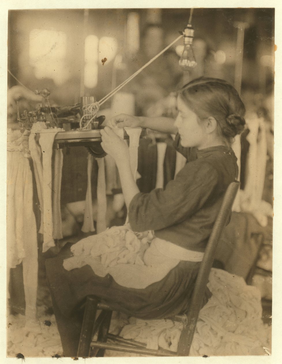 Cherokee Hosiery Mill, Rome, Georgia, työllistää 8- ja 9-vuotiaita sorvaajia ja silmukoitsijoita, 1913. tekijältä Lewis Wickes Hine