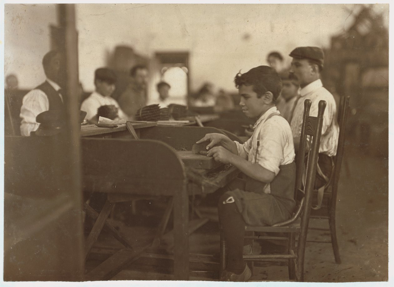 Lapsi oppipoika De Pedro Casellasin sikaritehtaalla, Tampa, Florida, 1909 tekijältä Lewis Wickes Hine