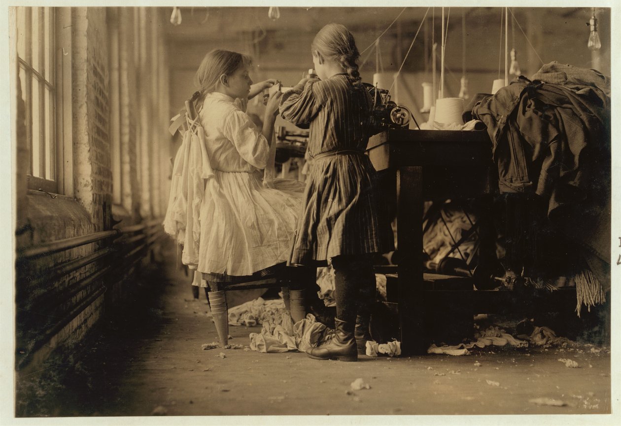 Lapsiravelija ja looper Loudon Hosiery Millsissa, Tennessee, 1910 tekijältä Lewis Wickes Hine