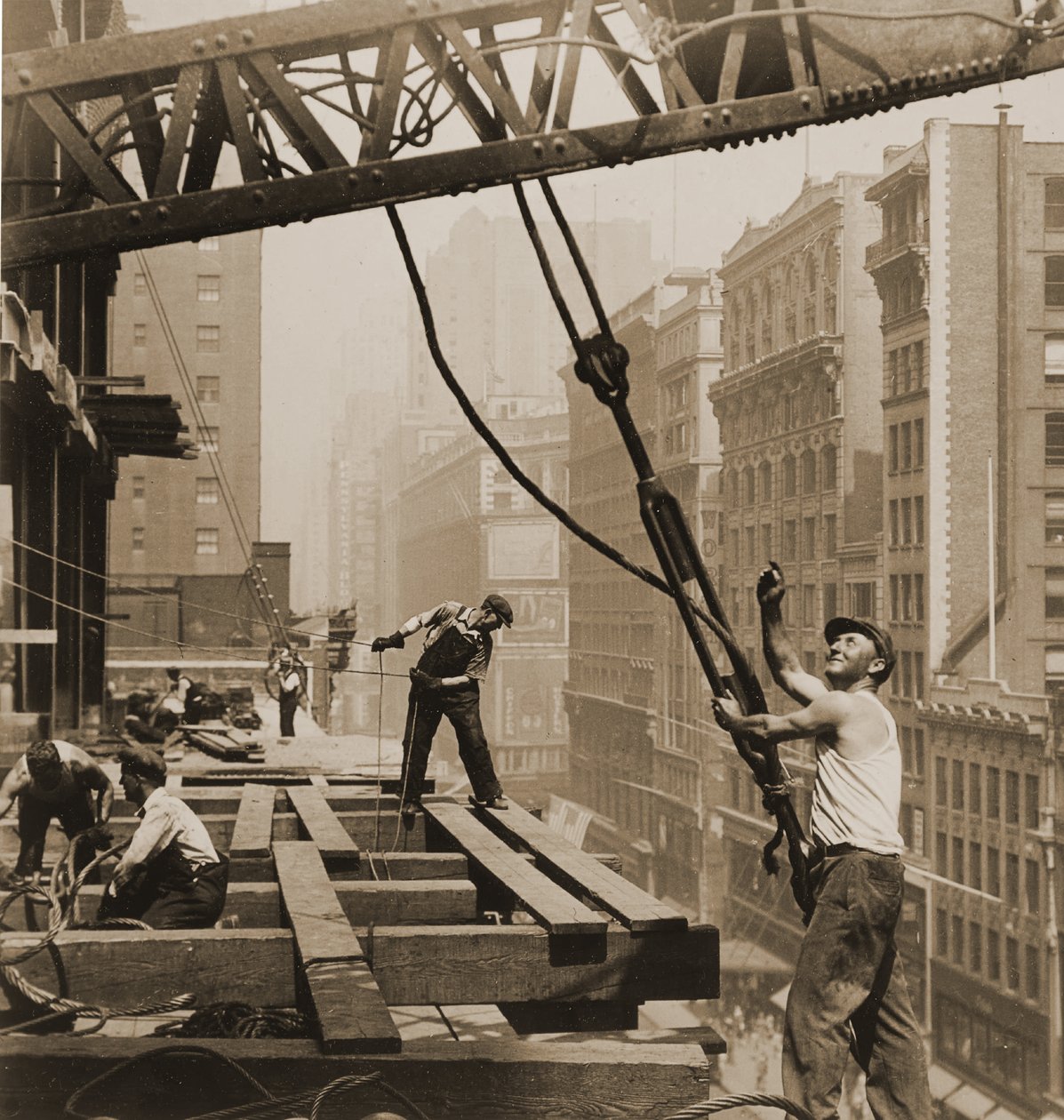 Rakennustyöläisten empire State Building, n. 1930 tekijältä Lewis Wickes Hine