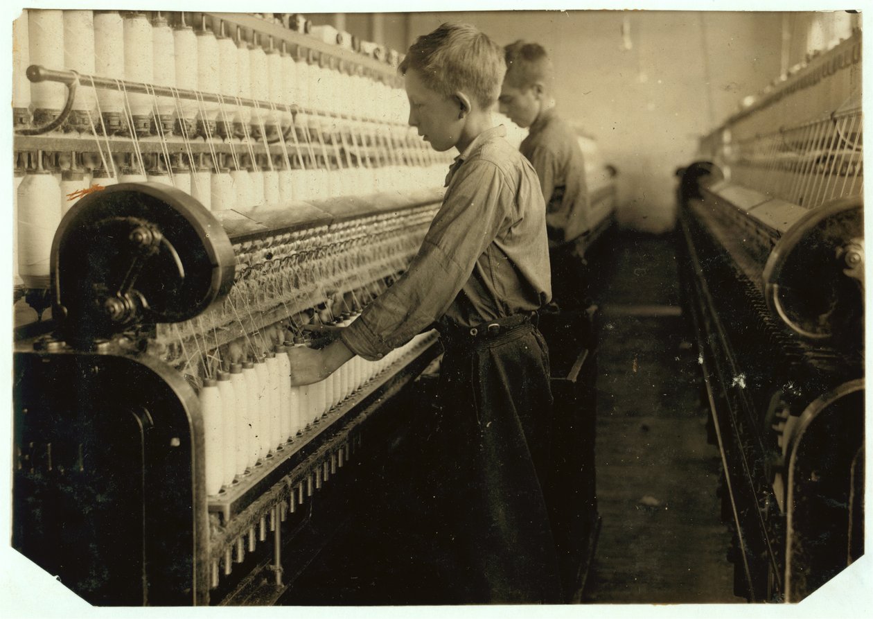 Doffers vaihtamassa täydet puolat Indian Orchard Cotton Millissa, Massachusettsissa, 1916 tekijältä Lewis Wickes Hine