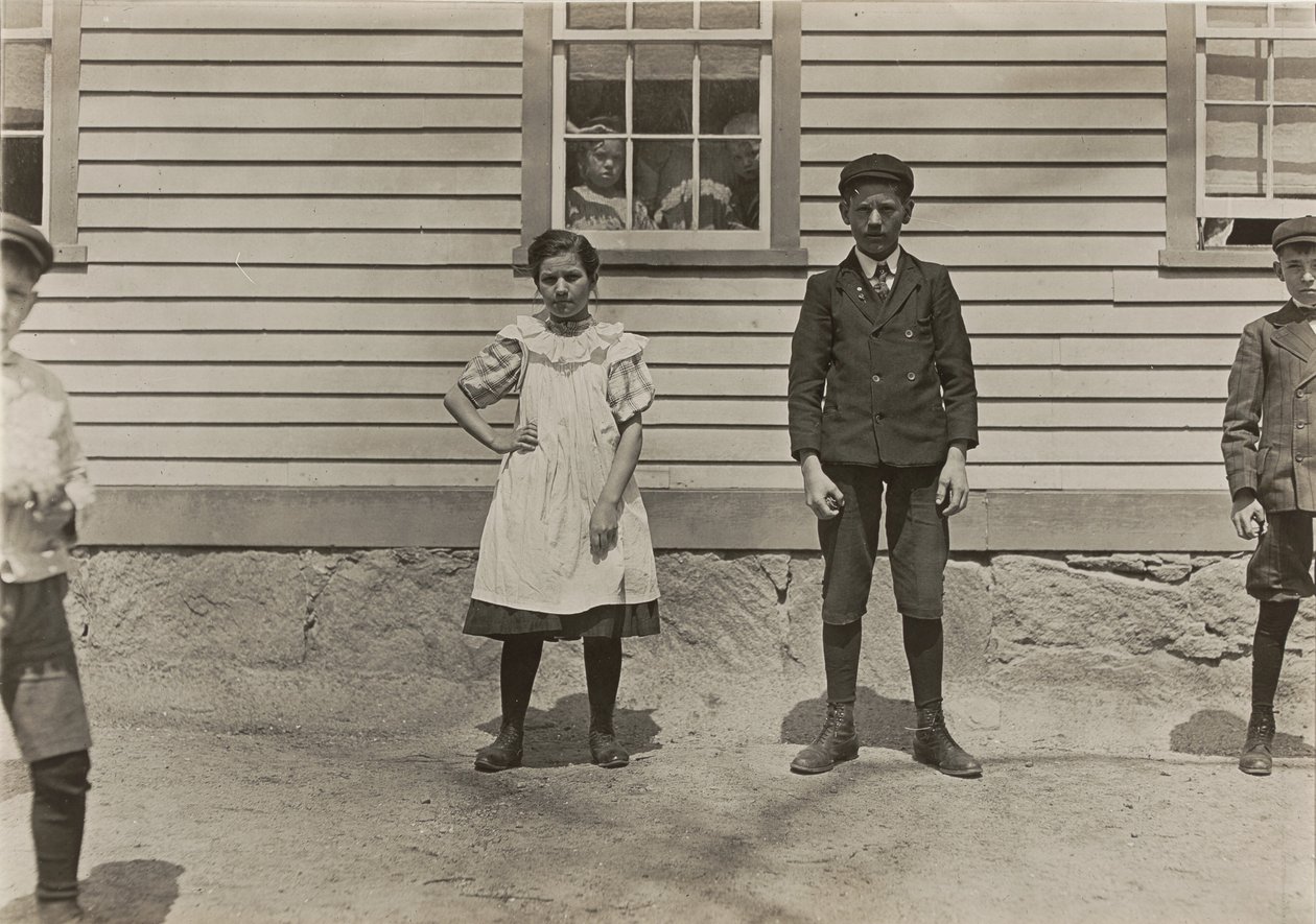 Edward St. Germain ja hänen sisarensa Delia, tehtaan työntekijät, Phoenix, Rhode Island, huhtikuu 1909, 3379. tekijältä Lewis Wickes Hine