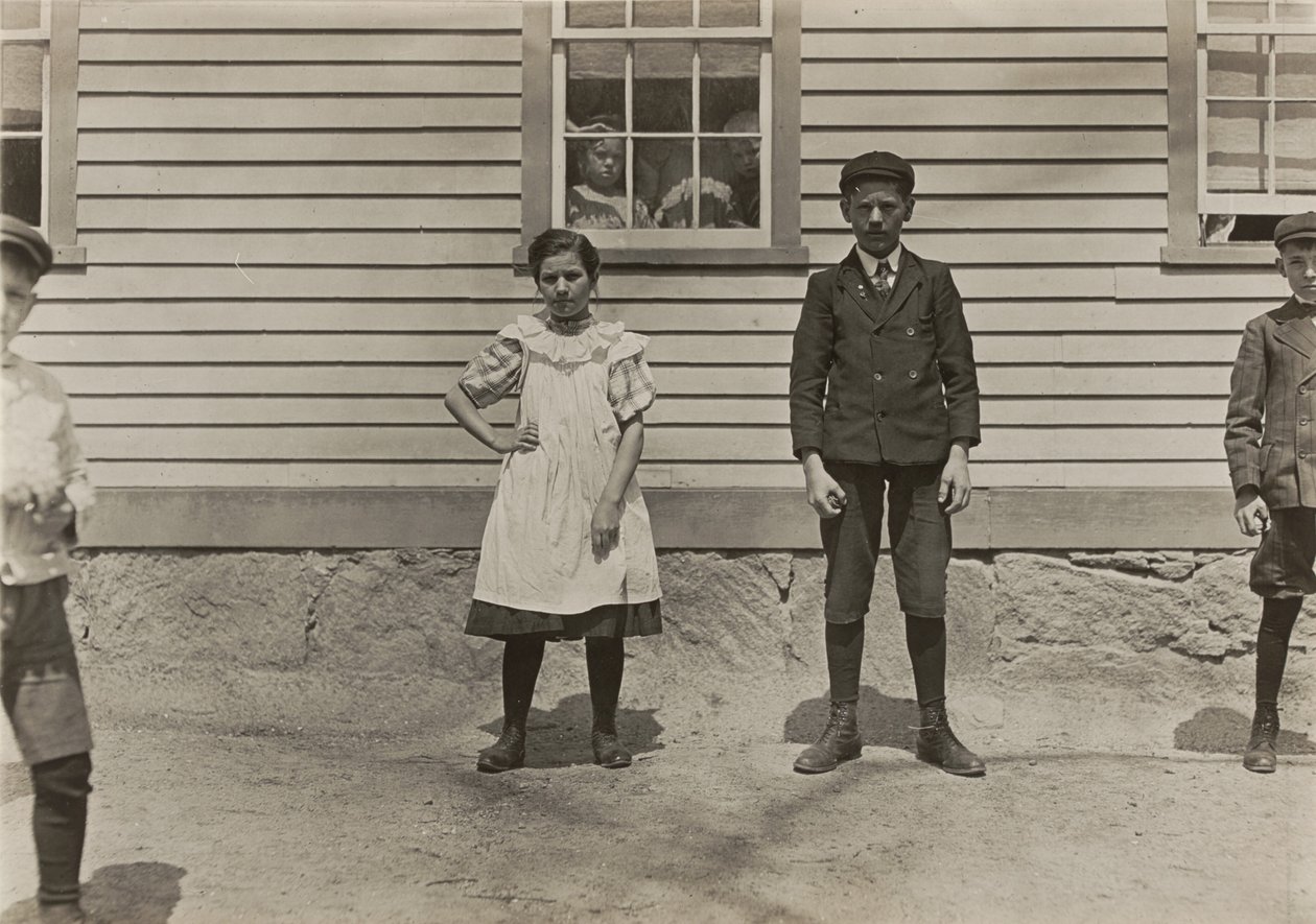 Edward St. Germain ja hänen sisarensa Delia, tehdastyöläisiä, Phoenix, Rhode Island, huhtikuu 1909 tekijältä Lewis Wickes Hine