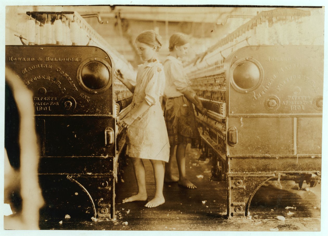 Elsie ja Sadie, jotka työskentelevät Yazoo City Yarn Millsissa Mississippissä, sanoivat olevansa 13-vuotiaita, 1911 tekijältä Lewis Wickes Hine