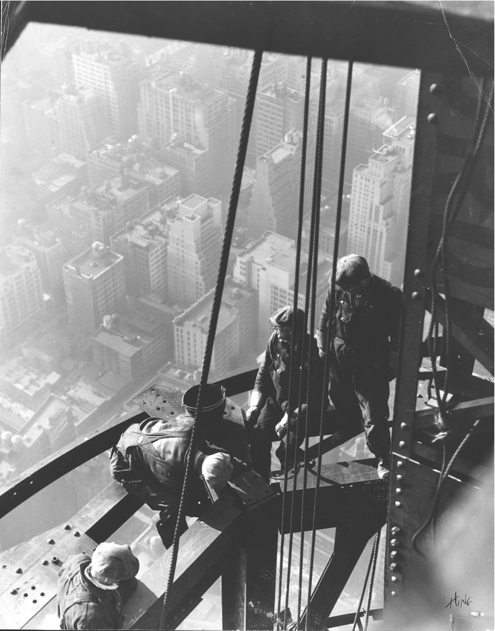Empire State Building, New York City, noin 1930 tekijältä Lewis Wickes Hine