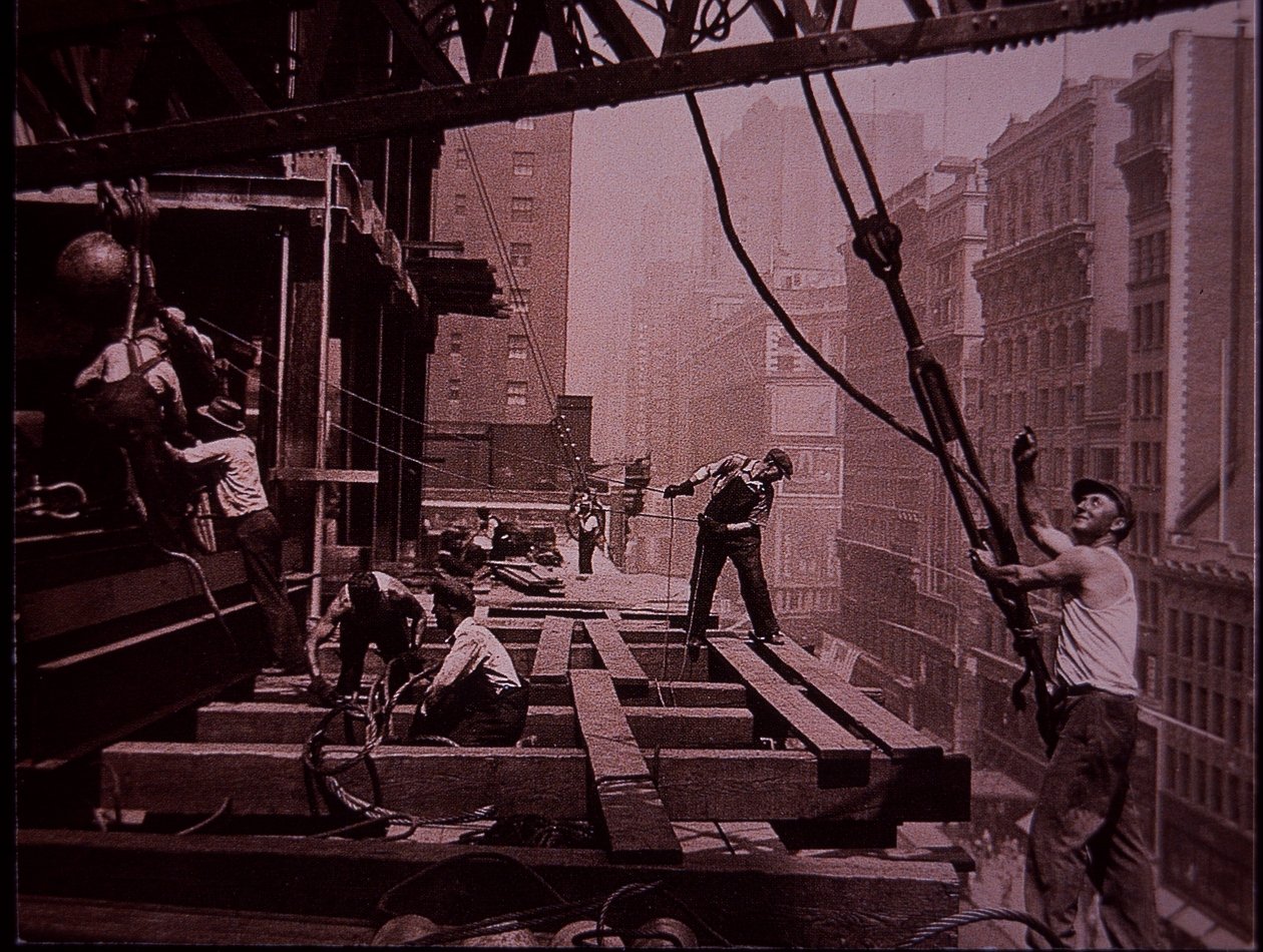 Rakenteilla oleva Empire State Building näyttää nostojoukon työssä tekijältä Lewis Wickes Hine
