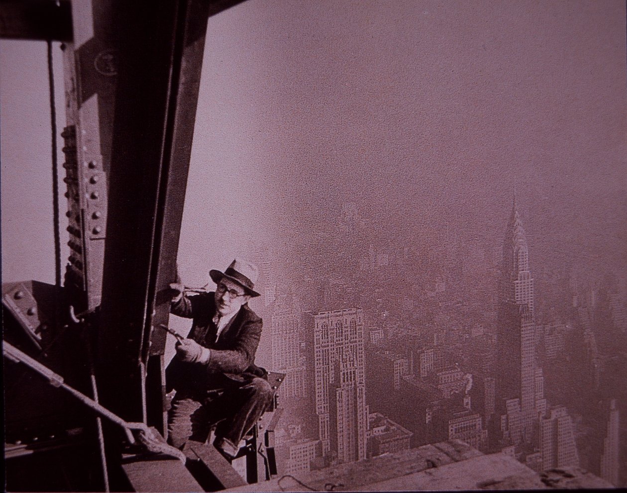Empire State Building rakenteilla, ja tarkastaja tarkastaa työtä tekijältä Lewis Wickes Hine
