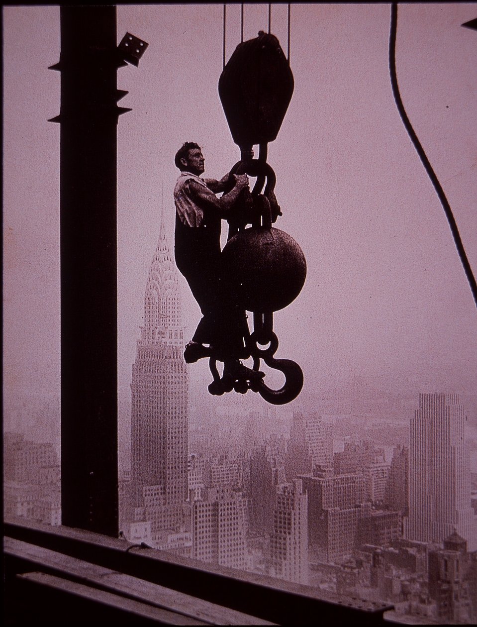 Rakenteilla oleva Empire State Building, jossa näkyy nosturimiehistön jäsen tekijältä Lewis Wickes Hine