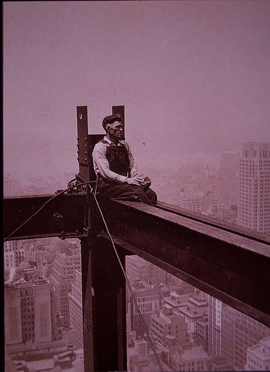 Rakenteilla oleva Empire State Building näyttää työläisen tauolla tekijältä Lewis Wickes Hine