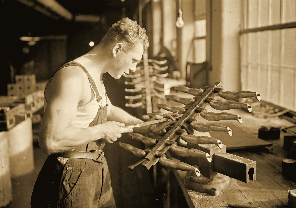 Tehdastyöläinen Paragon Rubber Companyssa, Massachusettsissa. 1936 tekijältä Lewis Wickes Hine
