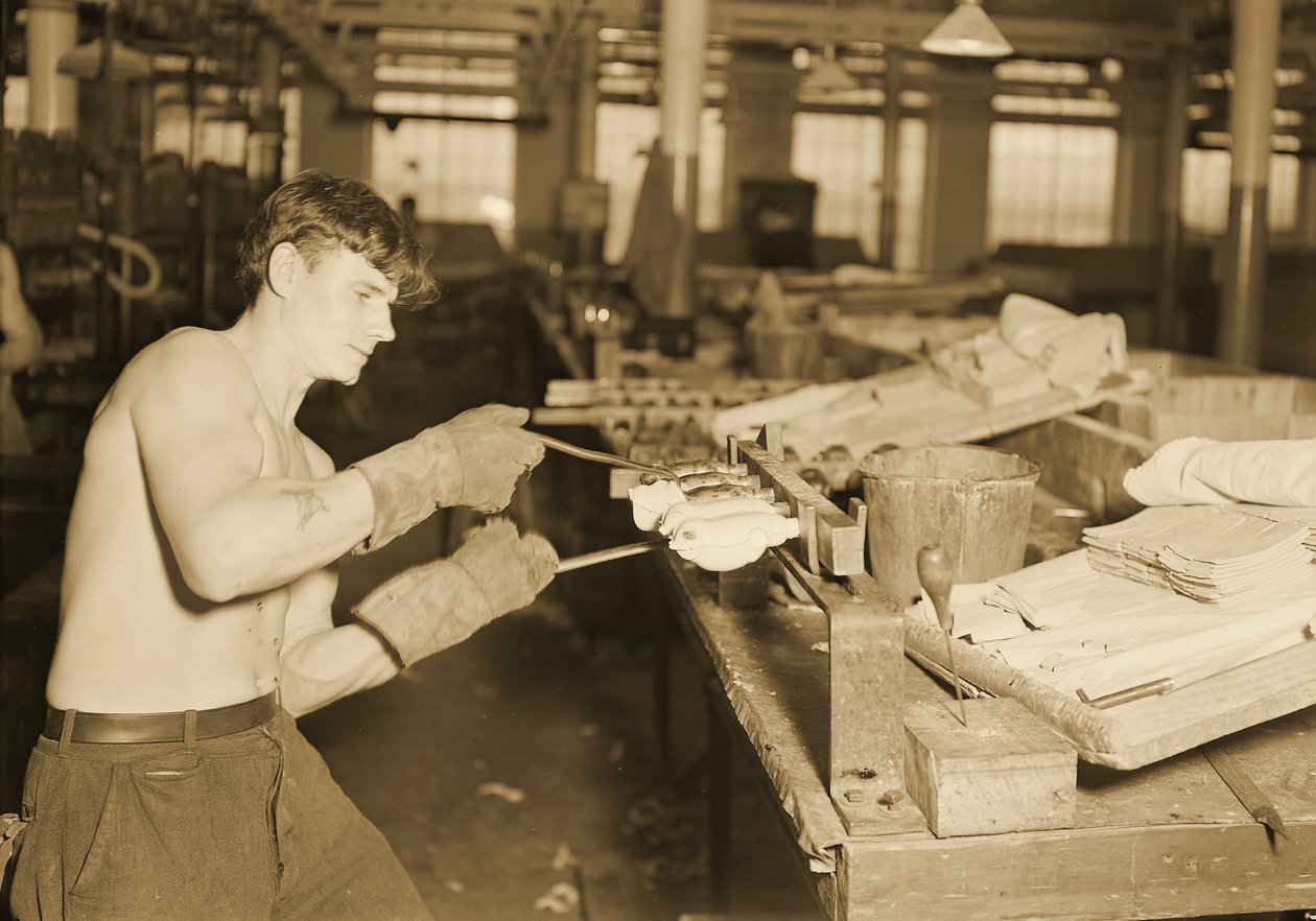 Tehtaan työntekijä Paragon Rubber Companyssa, Massachusetts . 1936 tekijältä Lewis Wickes Hine