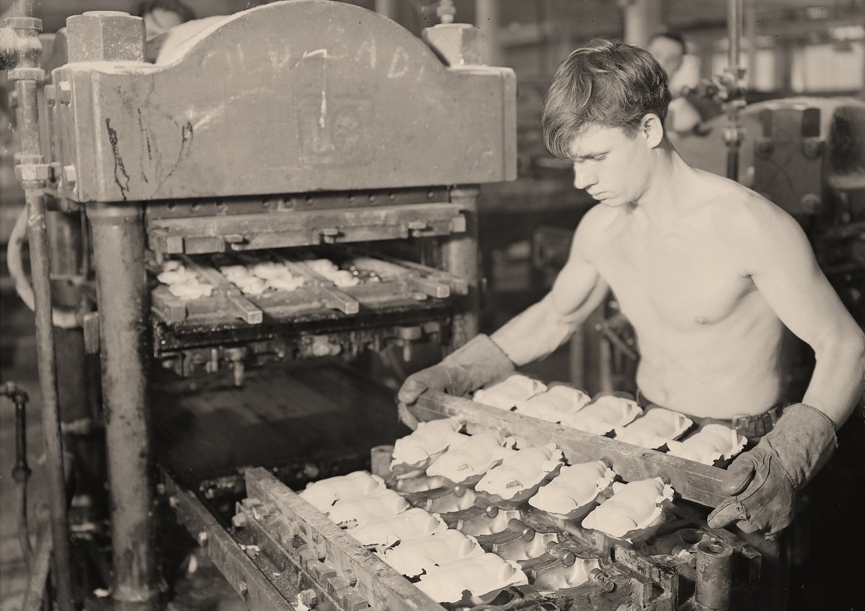 Tehdastyöläinen Paragon Rubber Companyssa, Massachusettsissa. 1936 tekijältä Lewis Wickes Hine