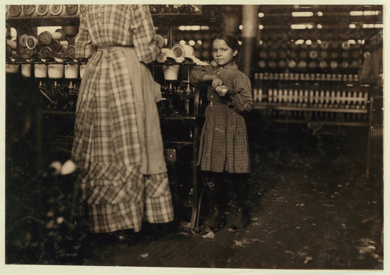 Fannie, 48 tuumaa korkea, 7-vuotias, yksi 19 lapsesta, jotka auttoivat sisartaan Elk Millsissä, Fayettevillessä, Tennesseessä, 1910 tekijältä Lewis Wickes Hine