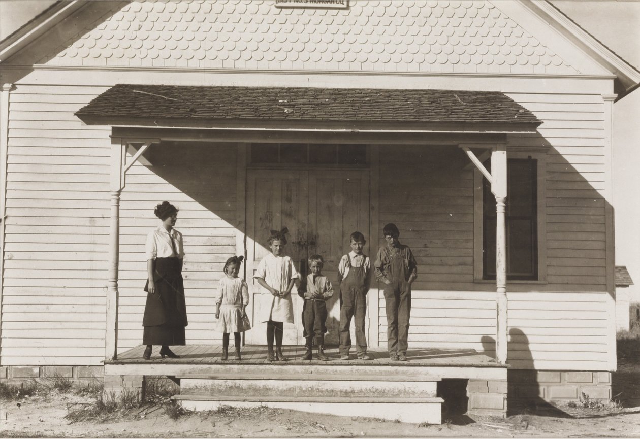 Viisi oppilasta paikalla School No. 6, District 3, Fort Michigan, Colorado, 1915 tekijältä Lewis Wickes Hine