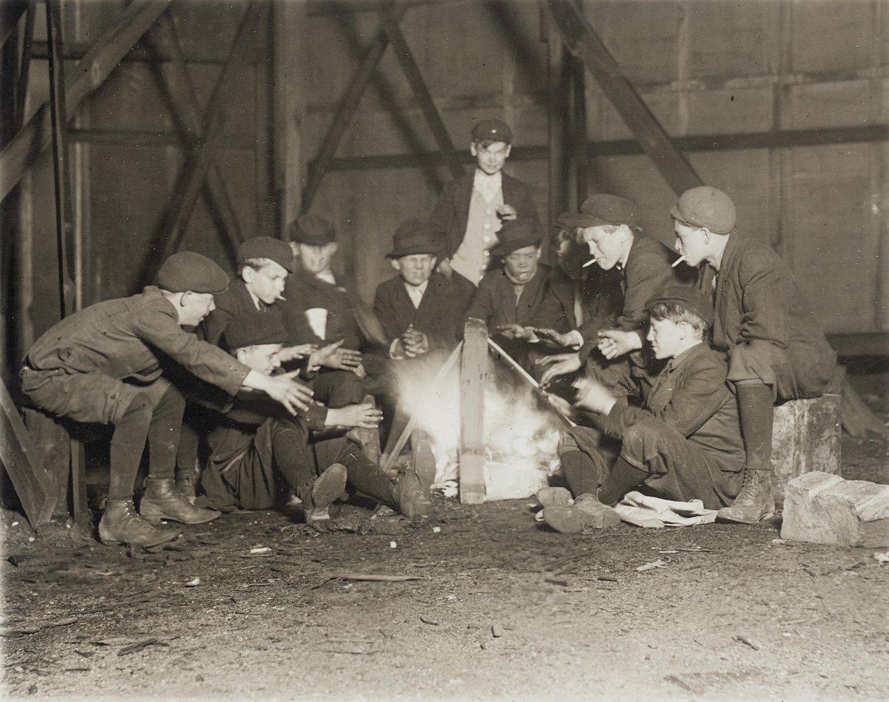 Newsboysin jengi klo 22.00, 1910 tekijältä Lewis Wickes Hine