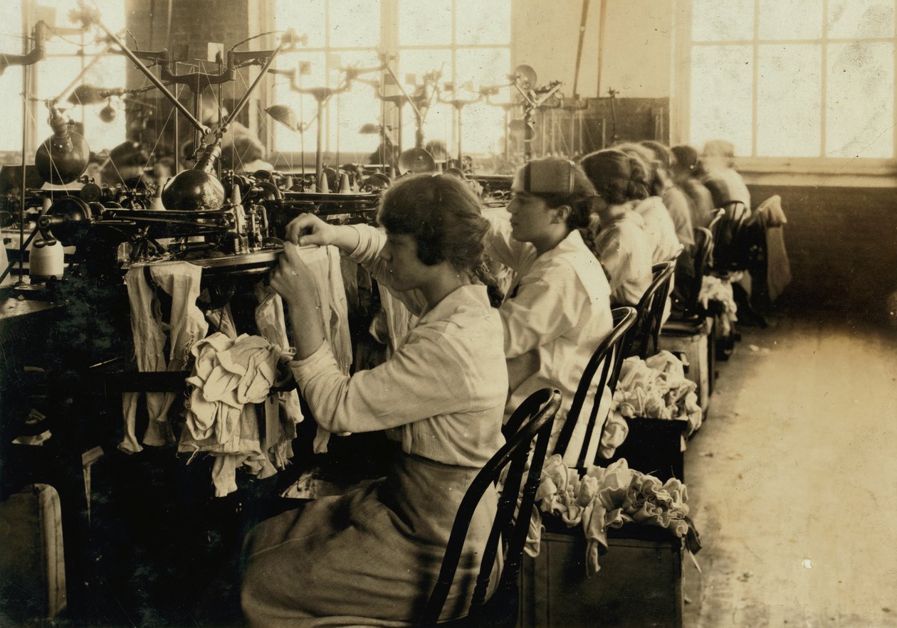 Tytöt valmistavat sukkia Ipswich Millsissä Bostonissa, Massachusettsissa. tekijältä Lewis Wickes Hine