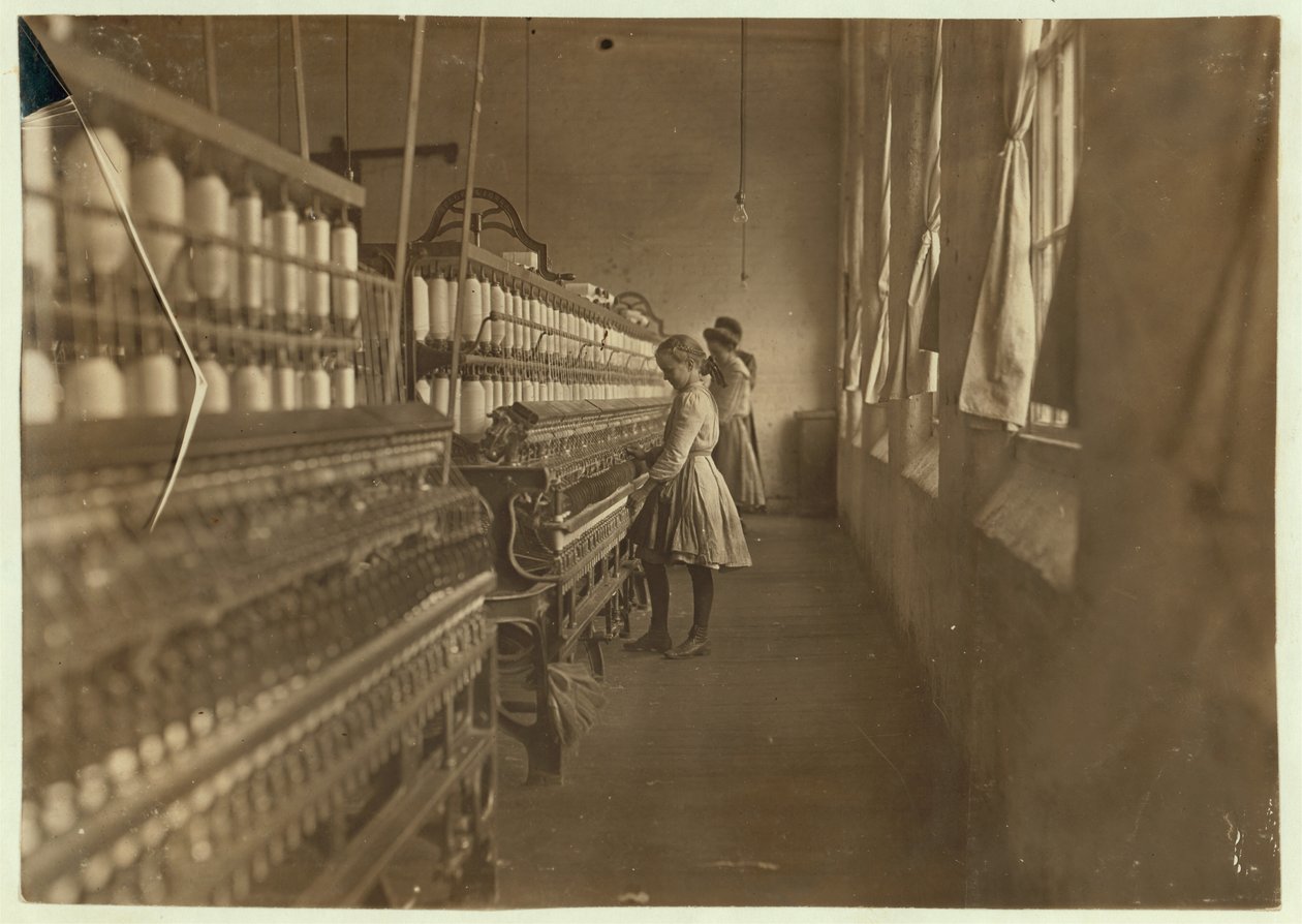 Hattie Hunter, kehrääjä Lancaster Cotton Millsissä, Etelä-Carolinassa, jossa hän on työskennellyt 3 vuotta, 1908. tekijältä Lewis Wickes Hine