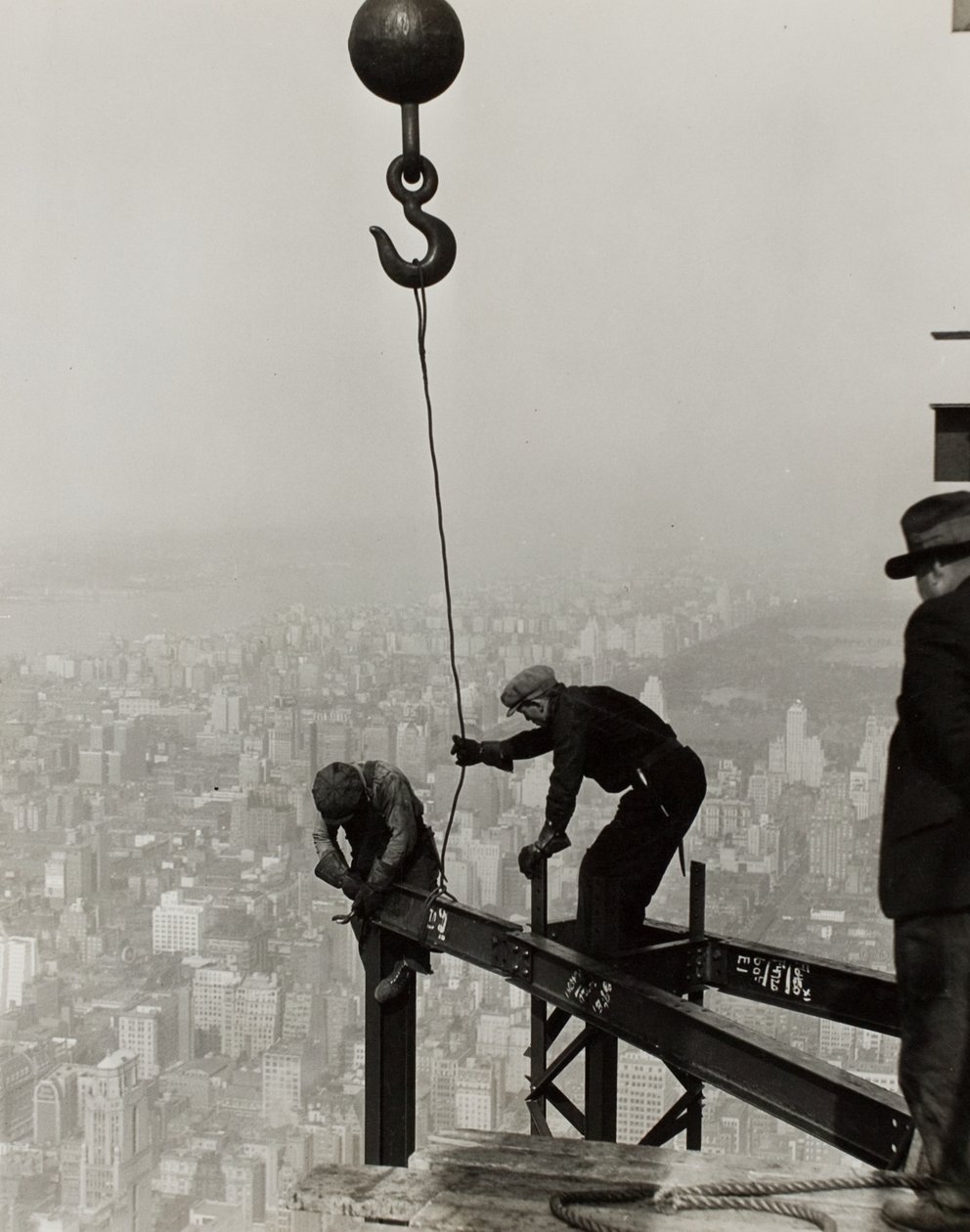 Korkealla Empire State Buildingissa, New Yorkissa. tekijältä Lewis Wickes Hine