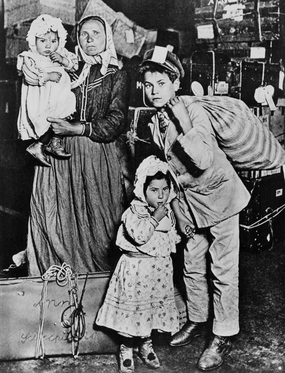 Maahanmuuttajat saapuvat Ellis Islandille 1900-luvun alussa (m/v kuva) tekijältä Lewis Wickes Hine