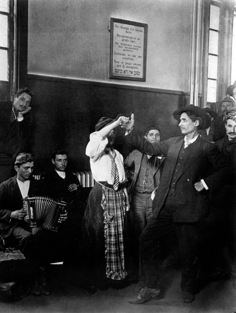 Maahanmuuttajat Ellis Islandilla tekijältä Lewis Wickes Hine