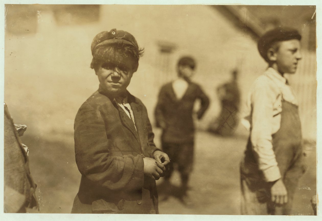 Joe (Jose) Mello, 8 tai 9, työskentelee lakaisukoneena New Bedfordissa, Massachusettsissa, 1911. tekijältä Lewis Wickes Hine