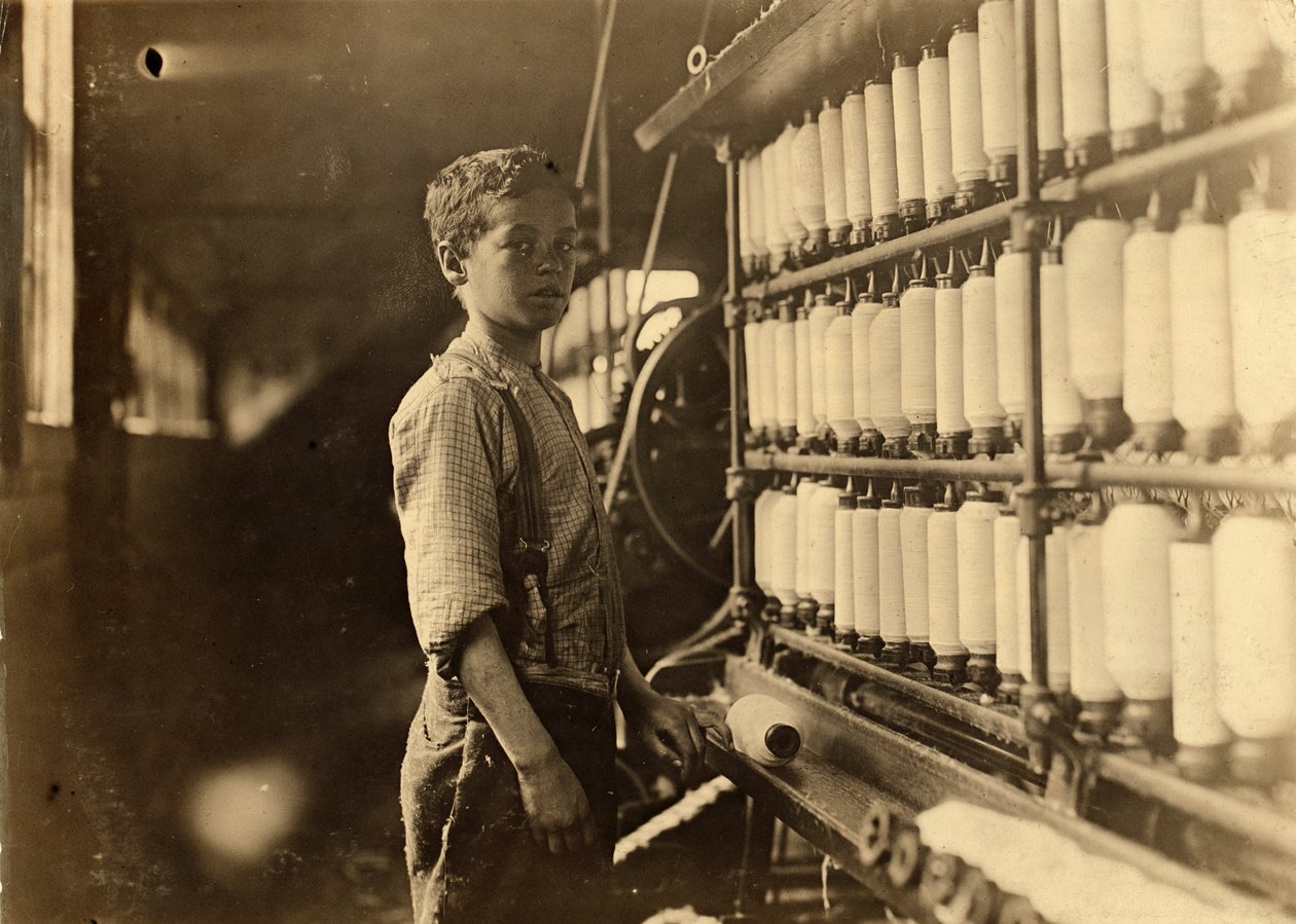 John Dempsey, 11 tai 12-vuotias, lauantaityöntekijä muulinpyörityshuoneessa Jackson Millissa, Fiskevillessä, Rhode Islandissa, 1909 tekijältä Lewis Wickes Hine