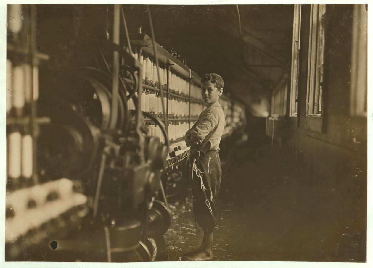 John Dempsey, 11- tai 12-vuotias, lauantaityöntekijä muulinpyörityshuoneessa Jackson Millissa, Fiskevillessä, Rhode Islandissa, 1909 tekijältä Lewis Wickes Hine