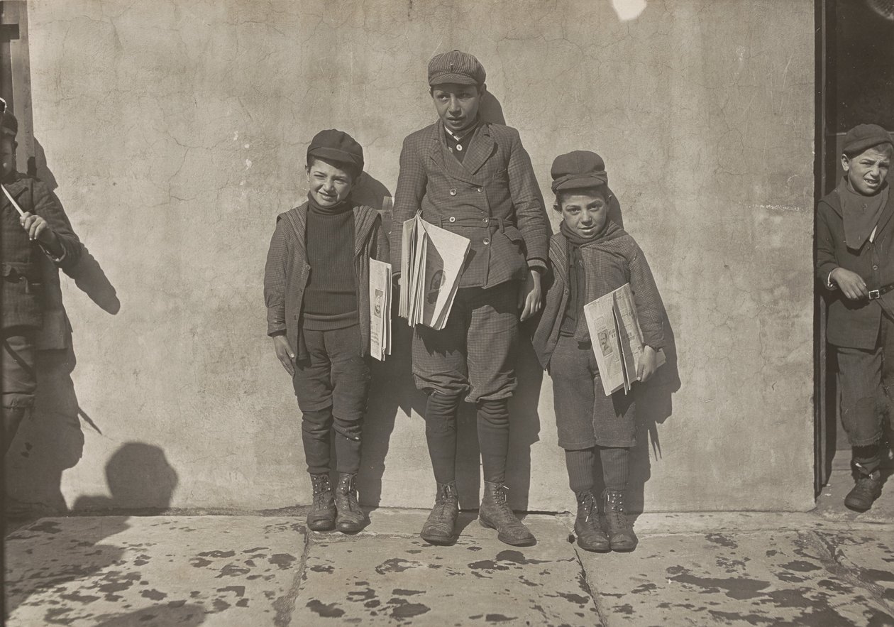 John Pento, 14 vuotias, Daniel ja Angelo Pento, 7 vuotta, myyvät sanomalehtiä..., 3348. tekijältä Lewis Wickes Hine