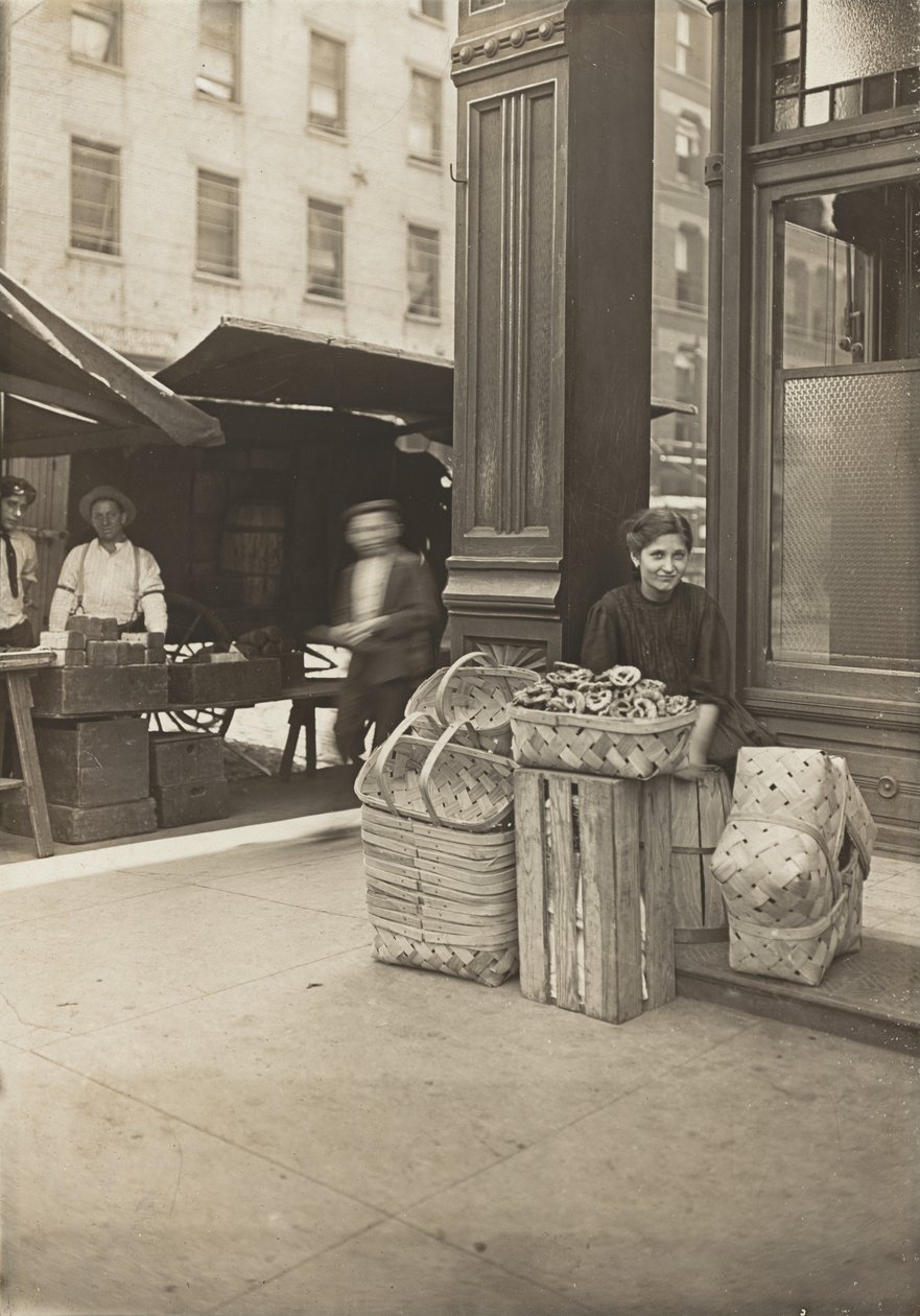 Lena Lochiavo, 11-vuotias, kori- ja pretselimyyjä, Sixth Streetin markkinoilla salongin sisäänkäynnin edessä, Cincinnati, Ohio, elokuu 1908 (gelatiinihopeaprintti) tekijältä Lewis Wickes Hine