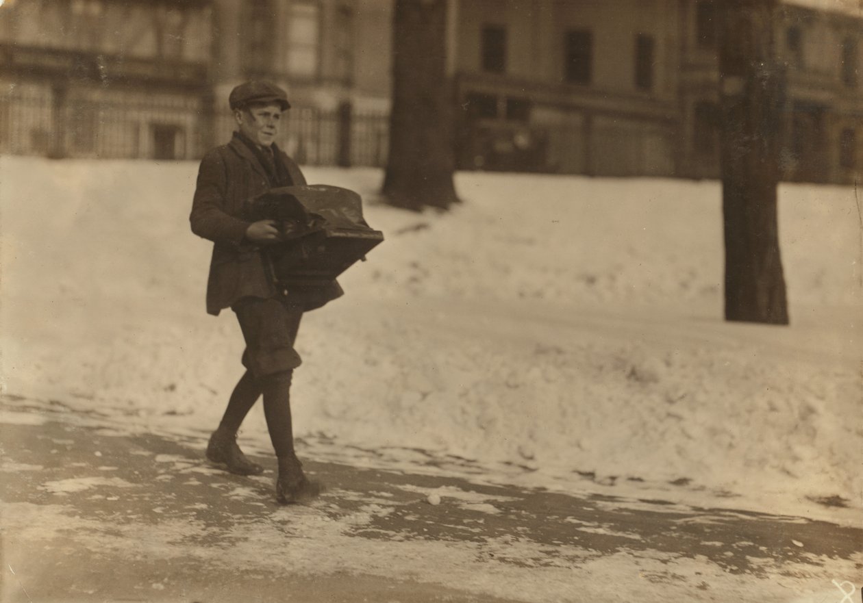 Louis A. Caulfield, 16, Boston Commonilla toimitti raskaan kirjoituskoneen noin 12 mailin matkalle Model Typewriter Inspection Co.:lle, ansaitsi 6 dollaria viikossa, 1917 tekijältä Lewis Wickes Hine