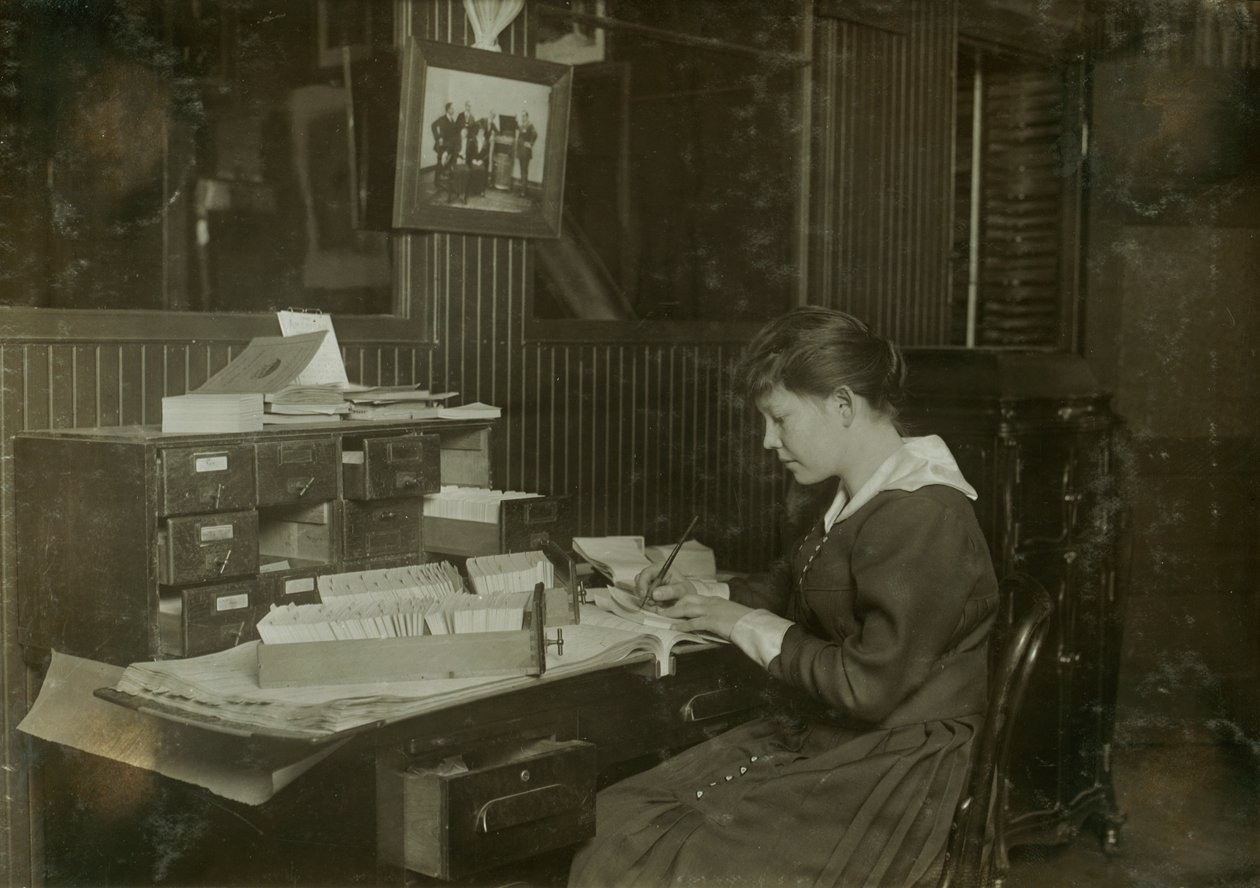 Malvina Amundsen, 15-vuotias toimistotyttö Eastern Talking Machine Co:ssa 177 Tremont Streetillä Bostonissa, Massachusettsissa. tekijältä Lewis Wickes Hine