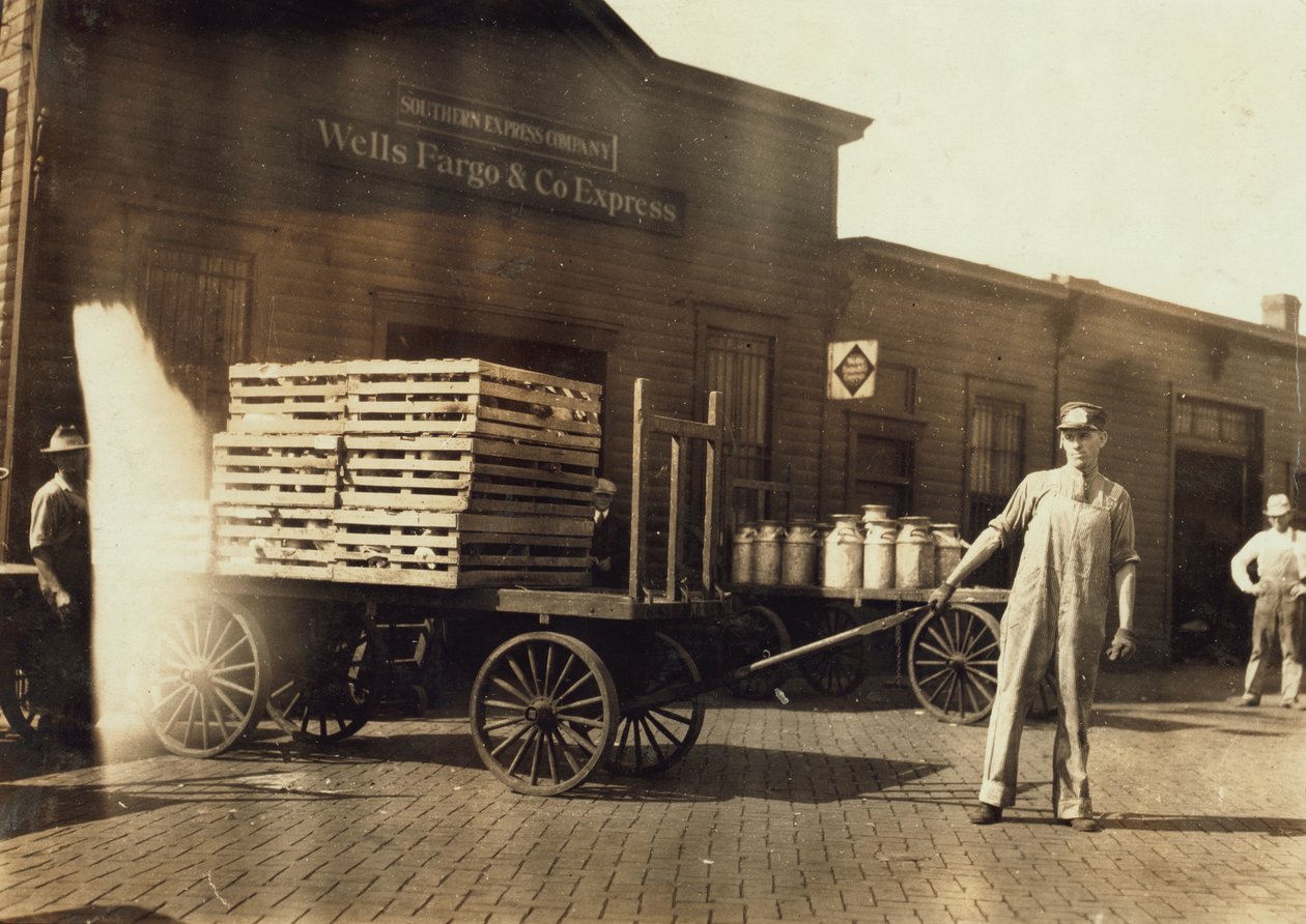 Miehet Wells Fargo und Co Express -varaston edessä laatikoiden ja maitotölkkien kanssa, Springfield, Missouri, 1916 tekijältä Lewis Wickes Hine