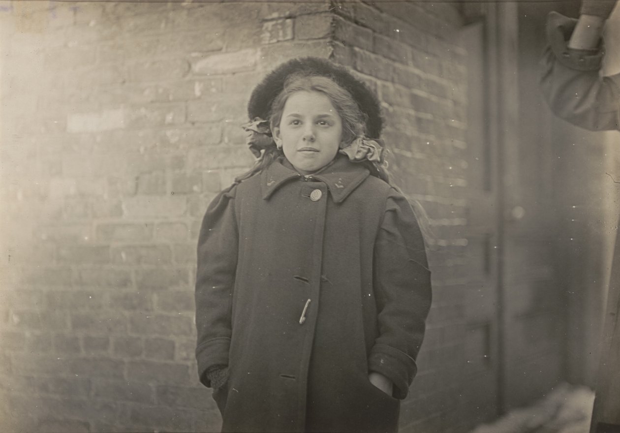 Mery Horn, kyttyräselkäinen nainen, jonka tilaa hänen kantamiensa sanomalehtien raskas kuorma pahensi. Hartford, Connecticut, maaliskuu 1909 tekijältä Lewis Wickes Hine