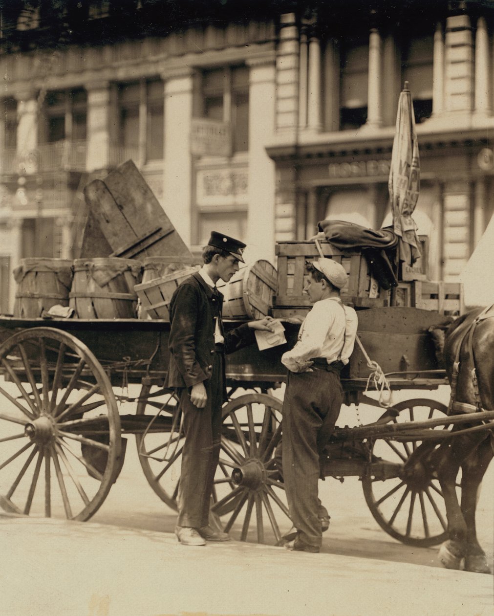Messenger-pojat keskustelussa Union Squarella, New Yorkissa tekijältä Lewis Wickes Hine