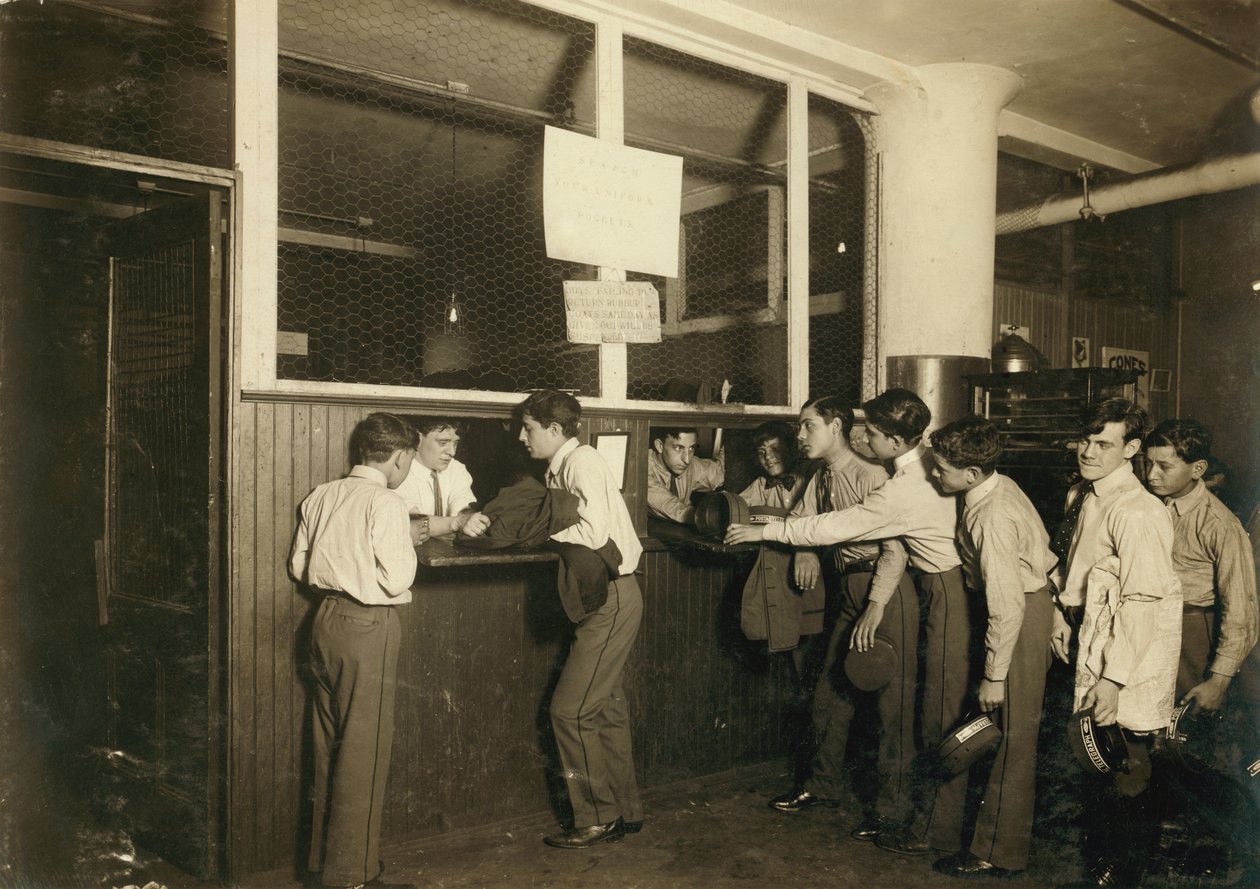 Lähettipojat luovuttamassa univormujaan Postal Telegraph Co:n pääkonttorissa New Yorkissa. tekijältä Lewis Wickes Hine