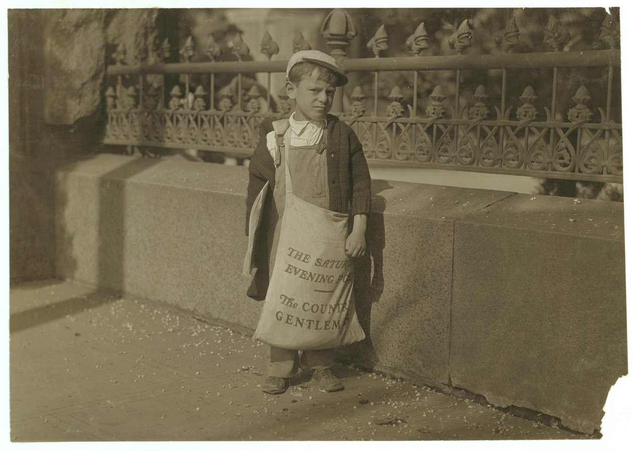 Newsboy Freddie Kafer, 5 tai 6 vuotias, myy lauantai-iltapostauksia osavaltion pääkaupungin sisäänkäynnillä, Sacramento, Kalifornia, 1915 tekijältä Lewis Wickes Hine