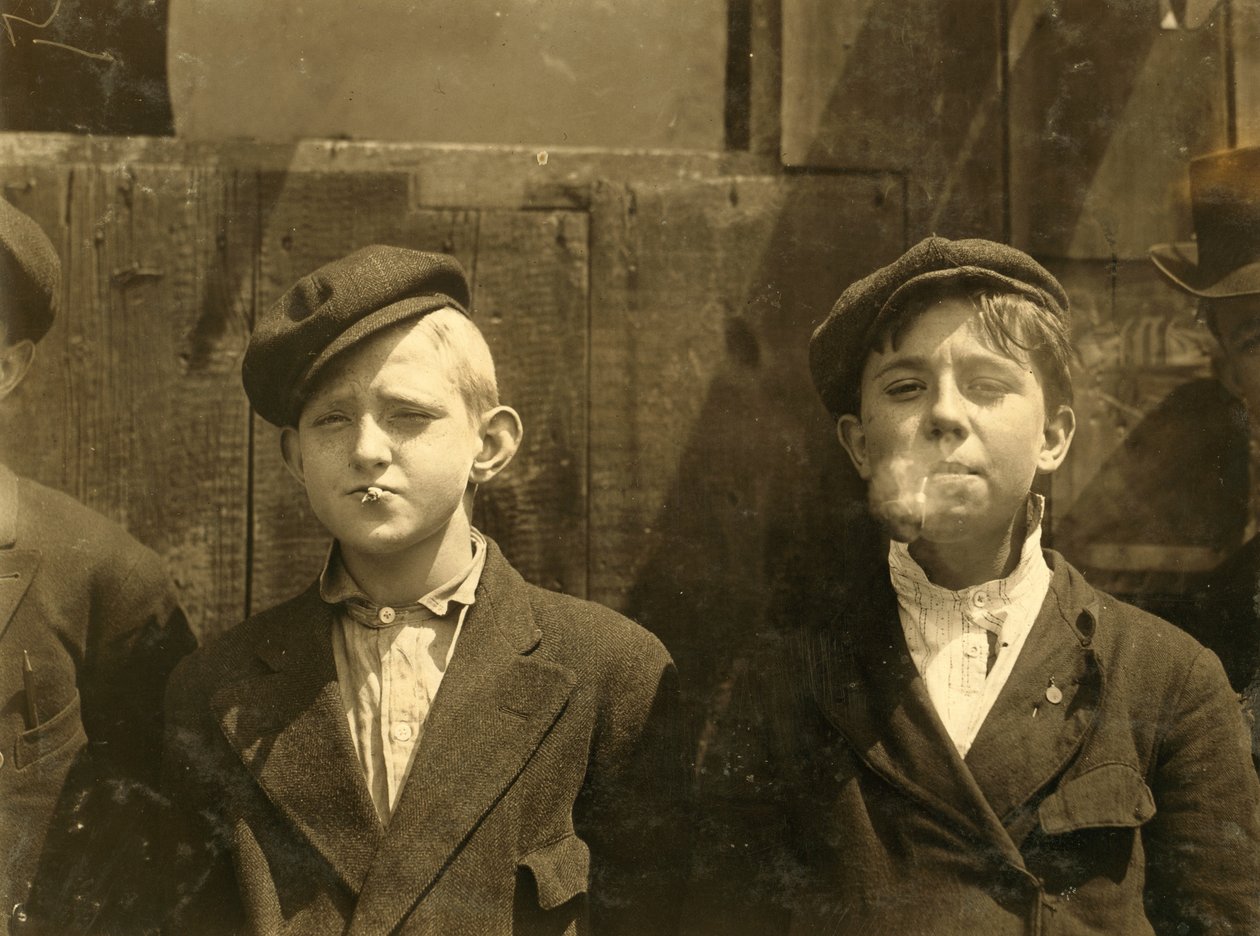 Sanomalehtipojat pitävät tupakkataukoa, St. Louis, Missouri. 1910 tekijältä Lewis Wickes Hine