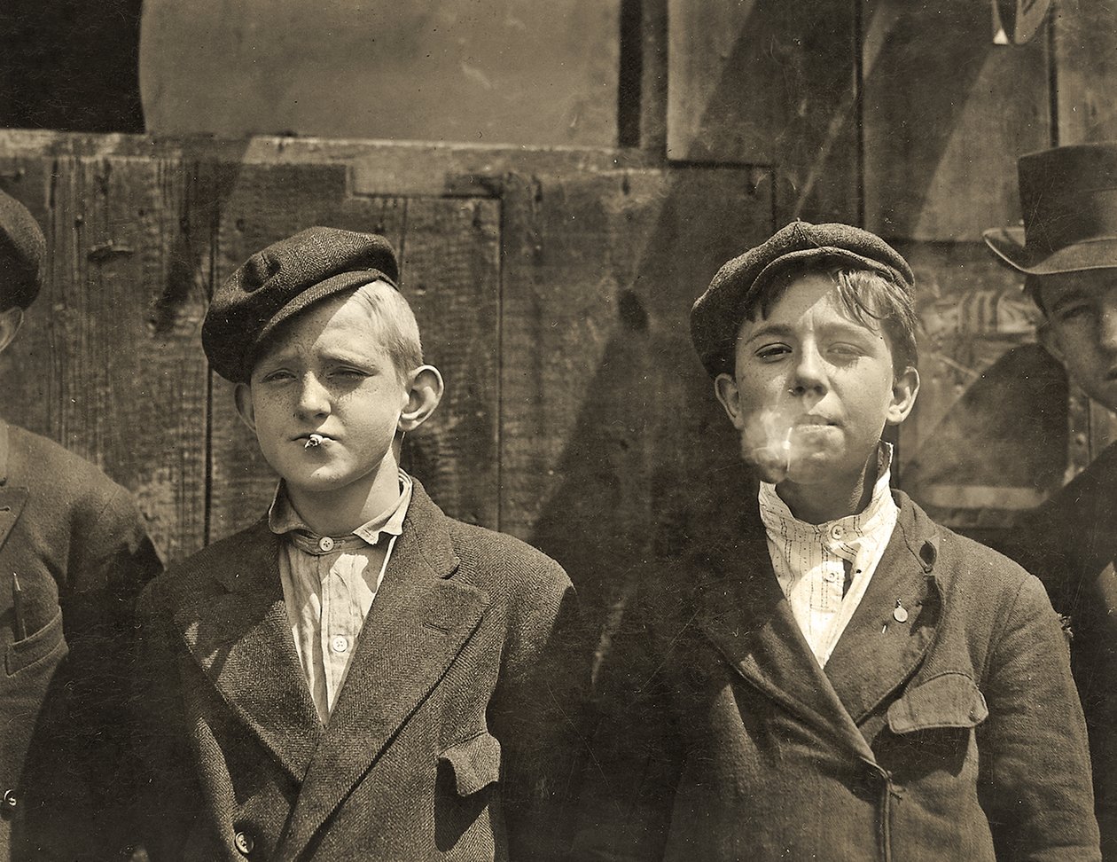 Sanomalehtipojat pitävät tupakkataukoa, St. Louis, Missouri. 1910 tekijältä Lewis Wickes Hine