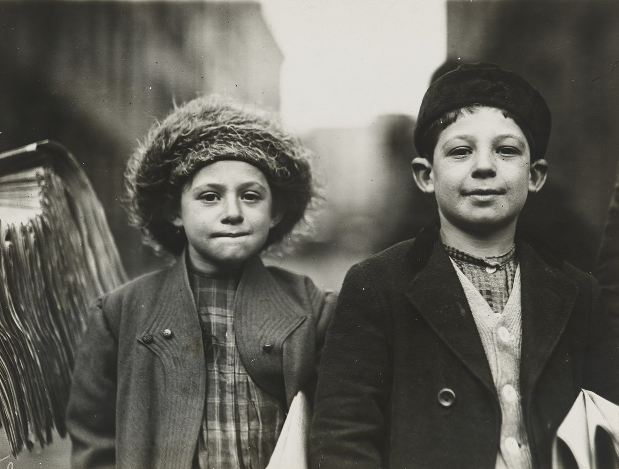 Newsies, Newark, New Jersey, joulukuu 1909 (gelatiinihopeaprintti) tekijältä Lewis Wickes Hine
