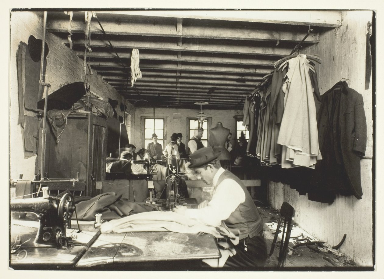 Old Time Garment Shop, New York City tekijältä Lewis Wickes Hine