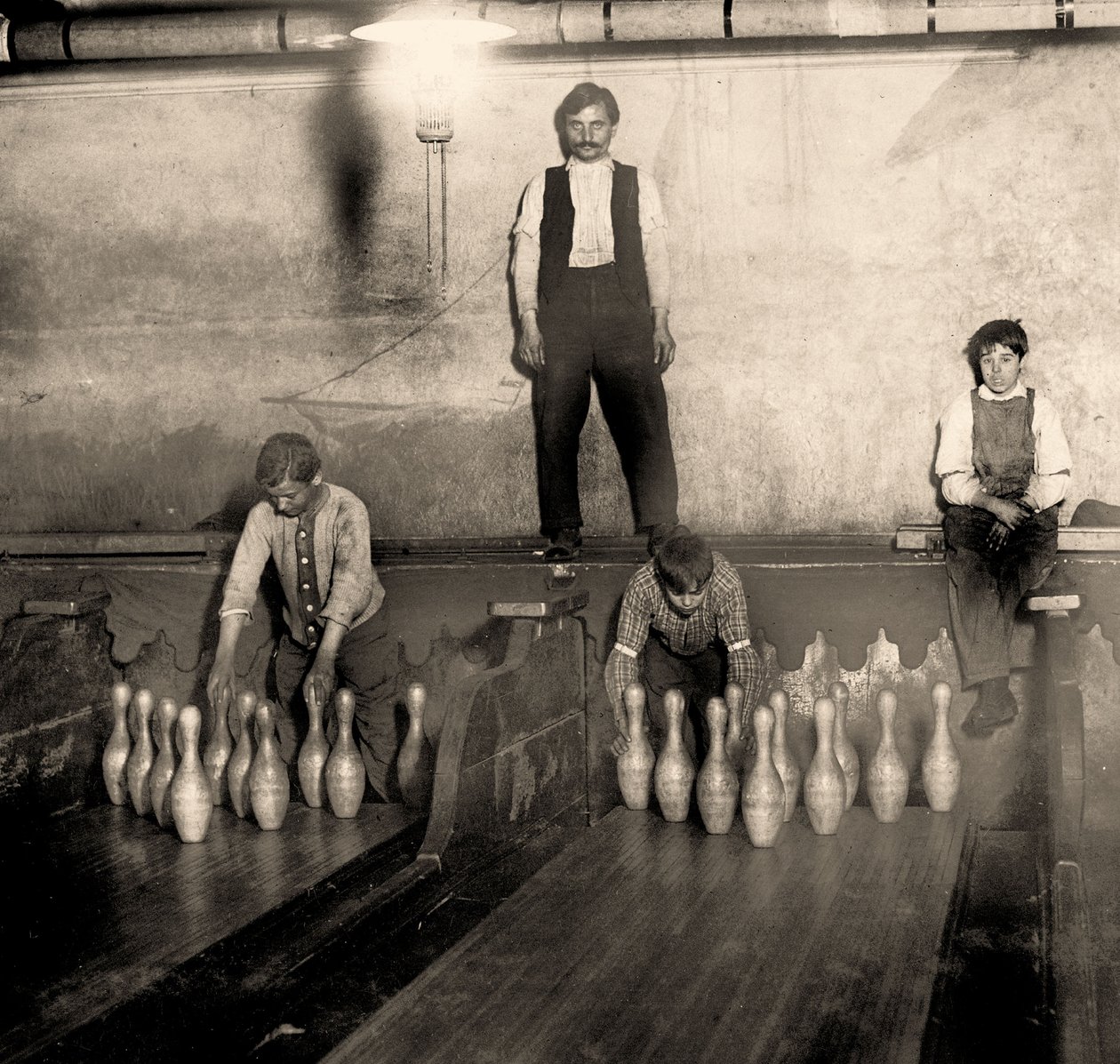Pinboys Subwayn keilahallissa, 65 South Street, Brooklyn. New York. 1910 tekijältä Lewis Wickes Hine