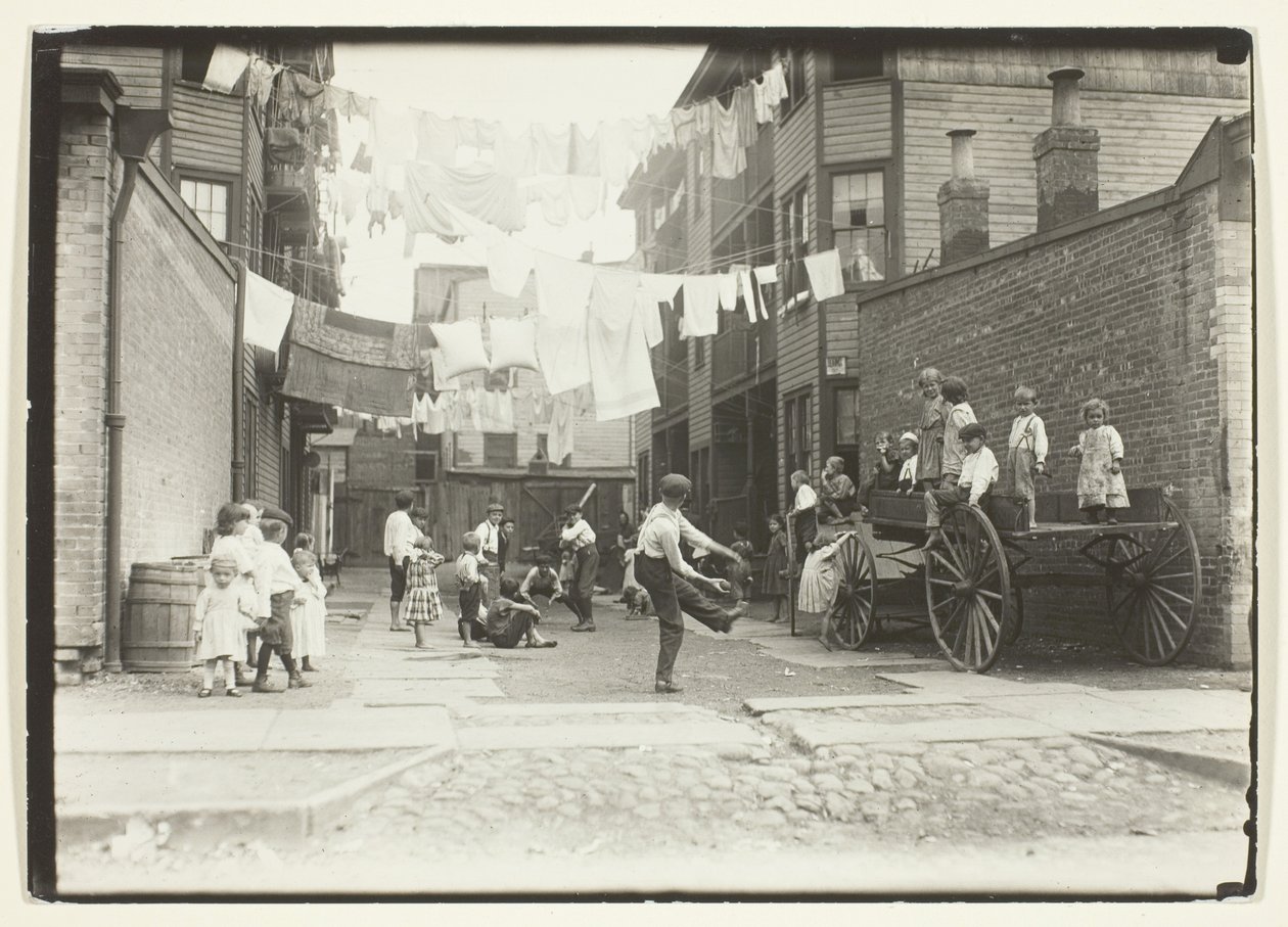 Leikkikenttä myllykylässä (Playground in a Tenement Alley), Boston tekijältä Lewis Wickes Hine