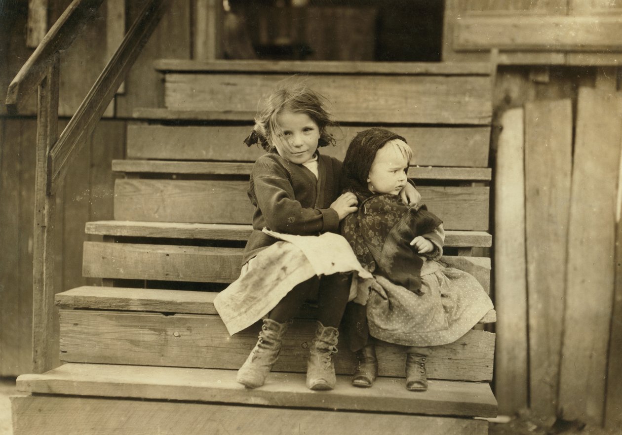 Muotokuva nuoresta tytöstä, joka huolehtii siskosta, kun muu perhe työskentelee paikallisessa säilyketehtaissa, Bayou La Batre, Alabama, USA, n. 1911 tekijältä Lewis Wickes Hine