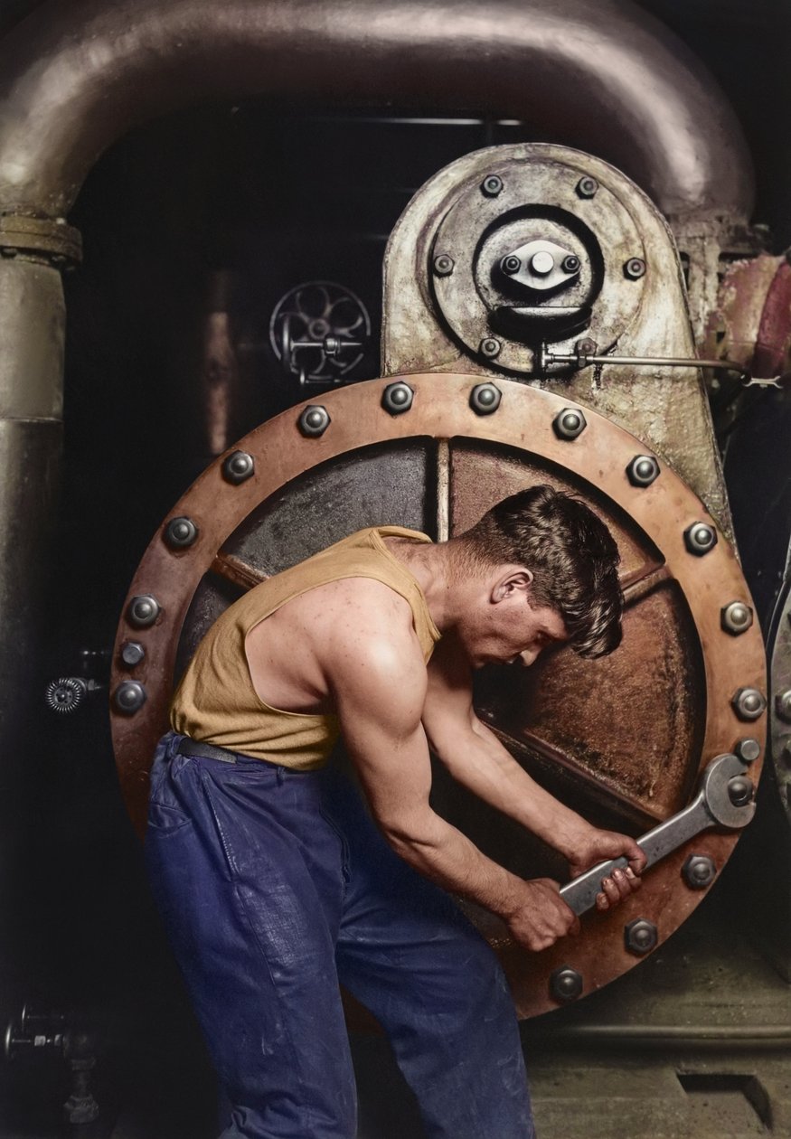 Voimalaitoksen mekaanikko työskentelee höyrypumpun parissa n. 1920 (värillinen kuva) tekijältä Lewis Wickes Hine