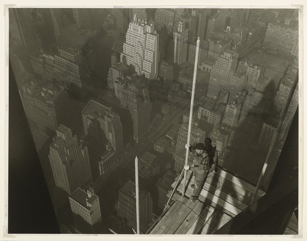 Raising the Mast, Empire State Building, 1931 (gelatiinihopea valokuva) tekijältä Lewis Wickes Hine