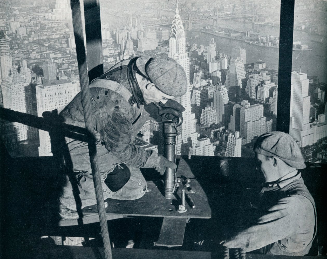 Viimeisten pulttien niittaus The Morning Mast of the Empire State Buildingiin, vuodelta 1931 tekijältä Lewis Wickes Hine