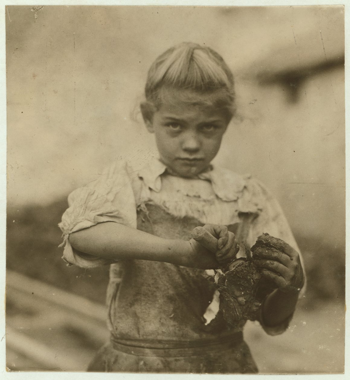Rosie, 7-vuotias, lukutaidoton, työskenteli toisen vuoden osterishuckerina Varn und Platt Canning Companyssa, Bluffton, Etelä-Carolina, 1913 tekijältä Lewis Wickes Hine