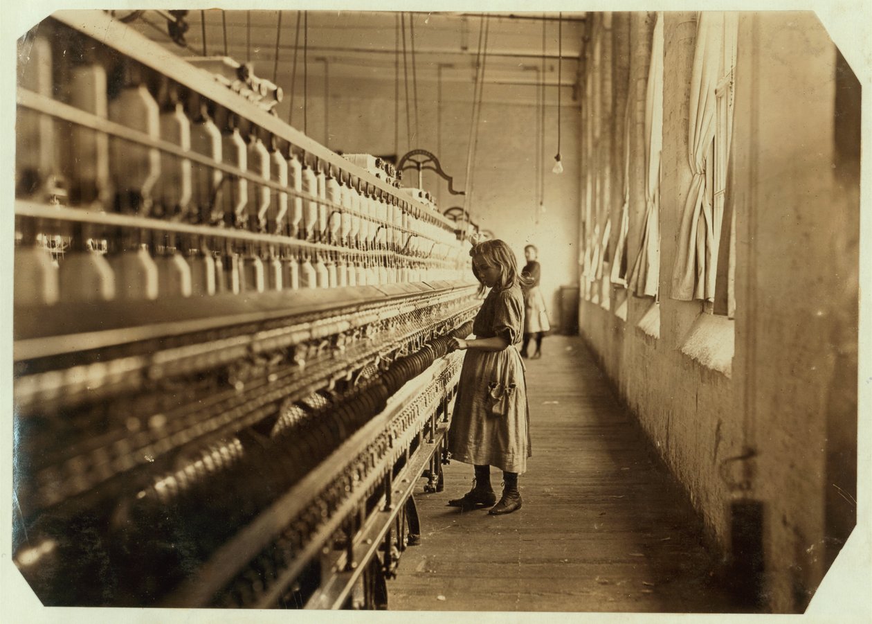 Sadie Pfeifer, vain 4 jalkaa pitkä, on työskennellyt kuusi kuukautta Lancaster Cotton Millsissa, Etelä-Carolinassa, 1908 tekijältä Lewis Wickes Hine