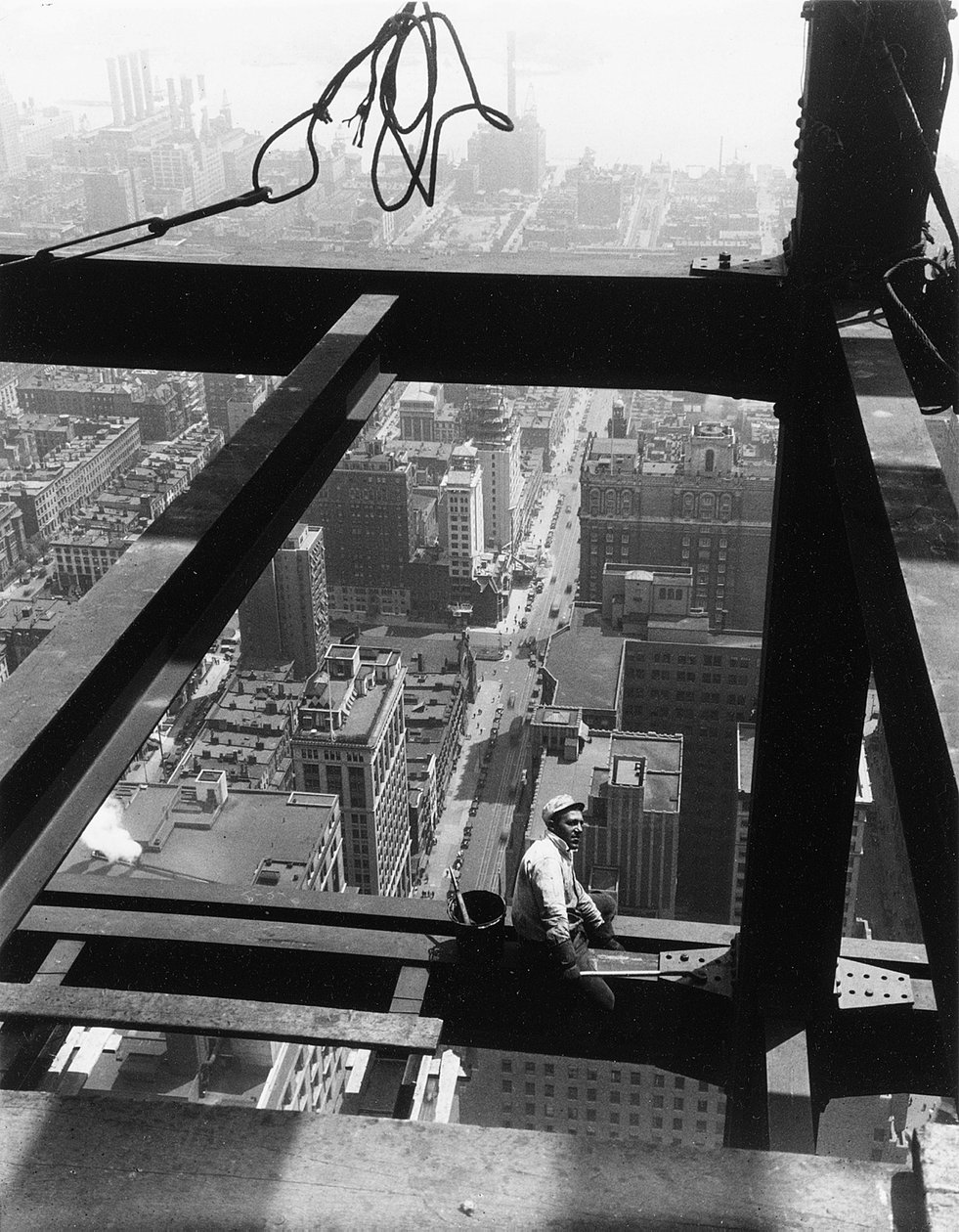 Sitting on Beam, Empire State Building, 1930-luku tekijältä Lewis Wickes Hine